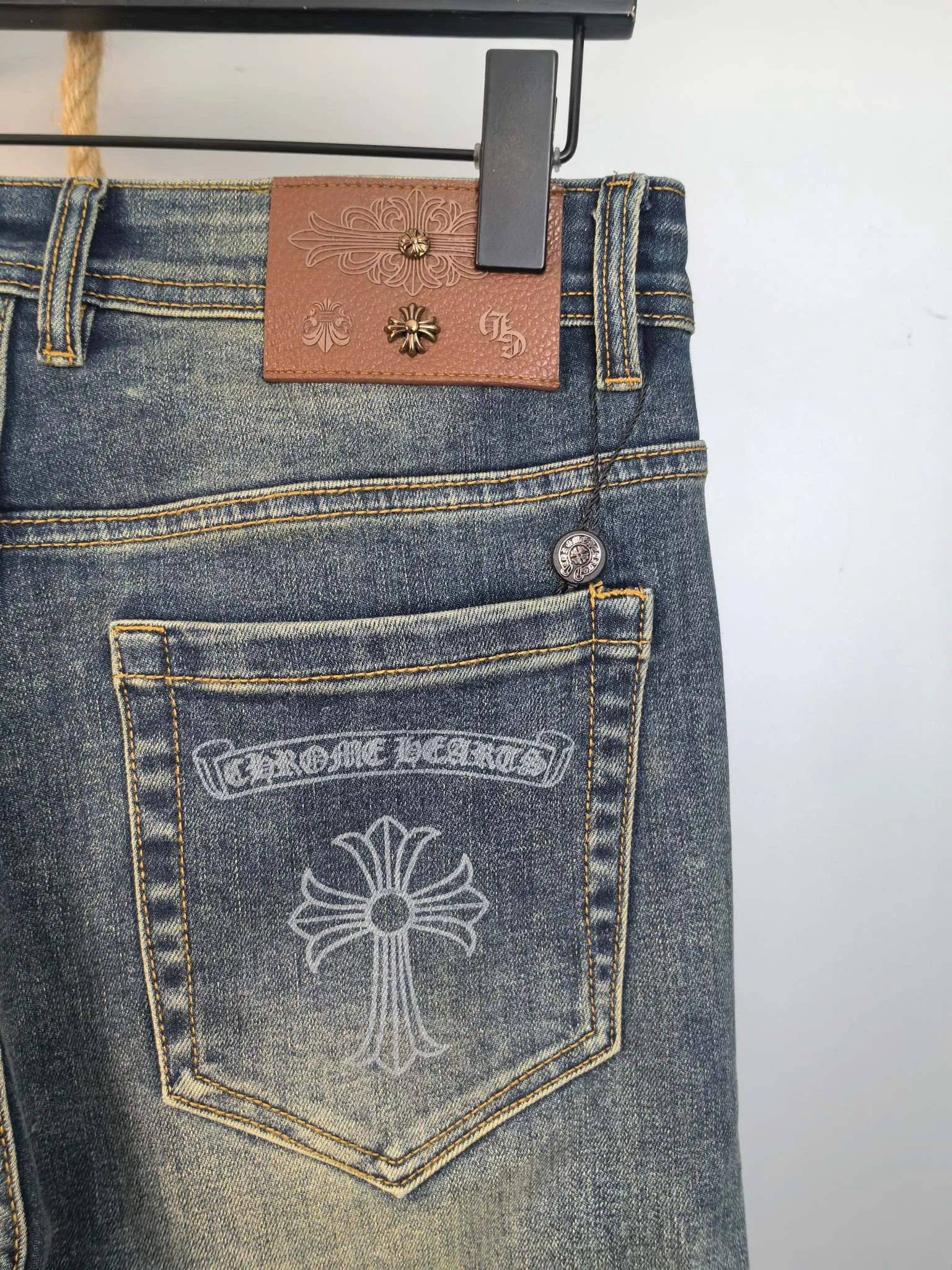 P440 Chrome Hearts men's fashionable large hem jeans, official album and poster wear style!  High-grade imported denim raw-color fabrics are supplied to customers. We specially select pure 13oz denim fabrics from Okayama, Japan. They are washed with heavy-duty environmentally friendly plant enzymes. The texture has a light retro color and is quite beautiful, which is very suitable for the autumn and winter colors. After washing, the fabric is soft and delicate, but has a strong sense of bones and a slight stretch, which provides an excellent comfortable experience. There is no damage from any technical elements throughout the body, retaining the purest tannin color! The details throughout the body are perfect, exquisite and elegant. The latest leather label on the waist highlights the brand's characteristics. The hardware accessories, leather label and wiring all reflect the craftsmanship! The silhouette is perfectly tailored and has excellent butt lift and slimming effect. It can be easily matched with any top in the wardrobe. It has wide compatibility and is suitable for various daily wear. The upper body is full of shape. It is a must-have trousers for those who are obsessed with quality control and 1V! Size: 29-38 No 35 37